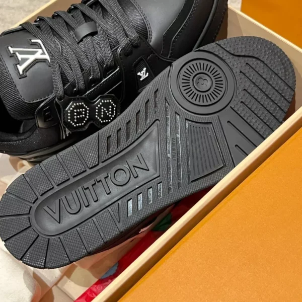 LOUIS VUITTON TRAINER SNEAKERS – LSVT422