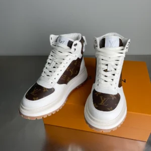 LOUIS VUITTON LEATHER ROUND TOE LACE-UP HIGH-TOP SNEAKERS – LSVT434