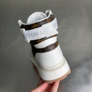 LOUIS VUITTON LEATHER ROUND TOE LACE-UP HIGH-TOP SNEAKERS – LSVT434