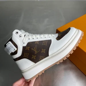 LOUIS VUITTON LEATHER ROUND TOE LACE-UP HIGH-TOP SNEAKERS – LSVT434