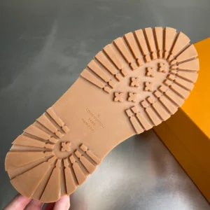 LOUIS VUITTON LEATHER ROUND TOE LACE-UP HIGH-TOP SNEAKERS – LSVT434