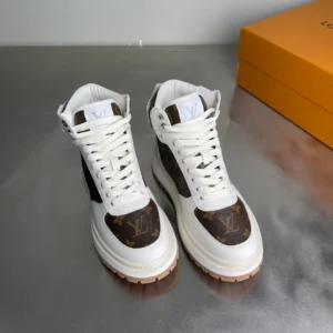 LOUIS VUITTON LEATHER ROUND TOE LACE-UP HIGH-TOP SNEAKERS – LSVT434