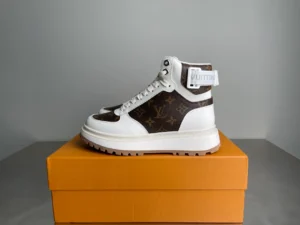 LOUIS VUITTON LEATHER ROUND TOE LACE-UP HIGH-TOP SNEAKERS – LSVT434