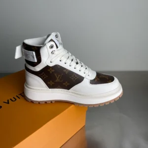 LOUIS VUITTON LEATHER ROUND TOE LACE-UP HIGH-TOP SNEAKERS – LSVT434